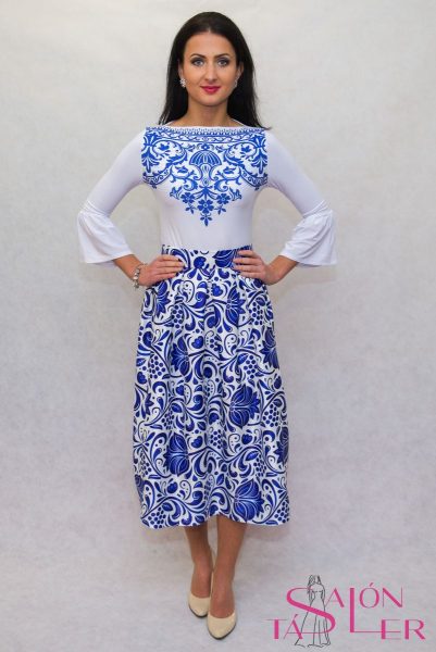 Krátka sukňa s modrým folklórnym vzorom z dielne KTD STYLE