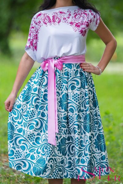 Krátka sukňa so smaragdovým folklórnym vzorom z dielne KTD STYLE