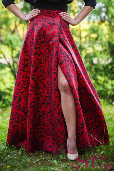 Kruhová sukňa ČERVENÉ BAROKO s preloženým rázporkom z dielne KTD STYLE